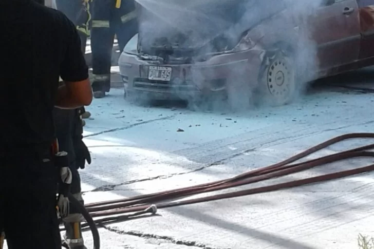 Se incendió un auto en pleno centro