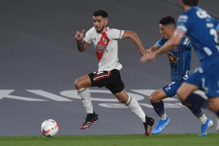 River ganó con un gol en contra y sigue al acecho