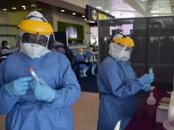 Detectan el primer caso de Ómicron en Ecuador, que sufre un rebrote de coronavirus