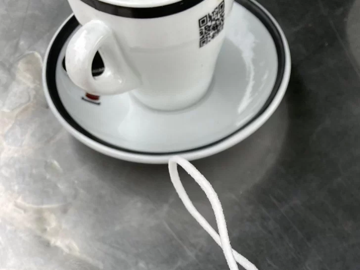 Un mozo se llevó una sorpresa al limpiar una taza de café