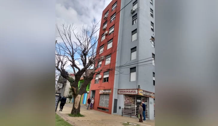 Un niño se salvó de milagro al caer desde una terraza cuando grababa un video de Tik Tok