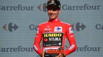 Roglic cumplió con los pronósticos, ganó la contrarreloj y se vistió de rojo