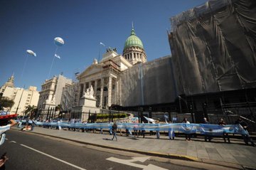 Cientos de manifestantes expresan su rechazo a la reforma judicial en la puerta del Congreso