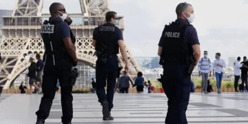 Evacuaron la Torre Eiffel  por una amenaza de bomba