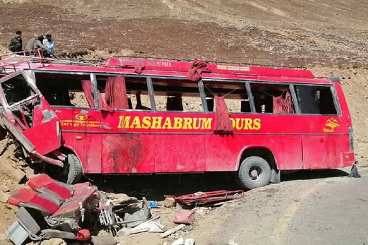 Pakistán: murieron 16 personas por un deslizamiento de rocas que sepultó un colectivo