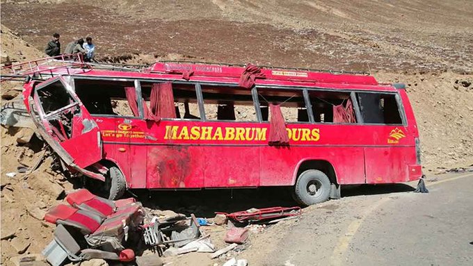 Pakistán: murieron 16 personas por un deslizamiento de rocas que sepultó un colectivo