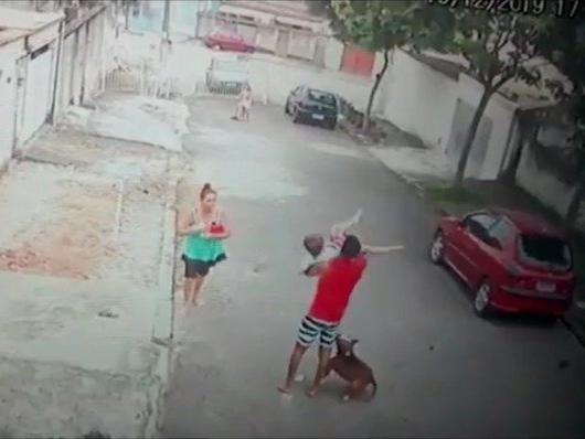 Un pitbull atacó salvajemente a un niño de 5 años pero un hombre logró salvarlo