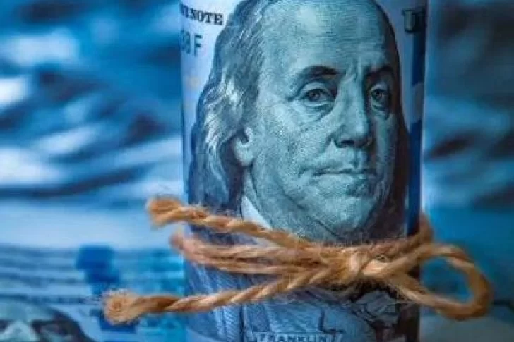 El dólar blue operó estable este martes y cerró a $159