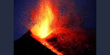 La increíble lengua de fuego que el volcán Etna arrojó sobre el Mediterráneo