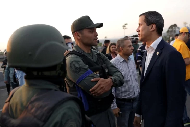 Guaidó llamó a un alzamiento y el régimen chavista habla de “golpe de Estado”