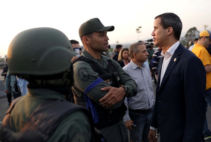 Guaidó llamó a un alzamiento y el régimen chavista habla de “golpe de Estado”