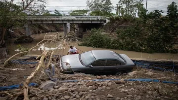 Al menos 20 muertos y 400.000 evacuados tras el paso del tifón Goni por Filipinas