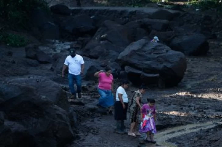 Seis muertos y 35 desaparecidos por deslave provocado por lluvias en El Salvador