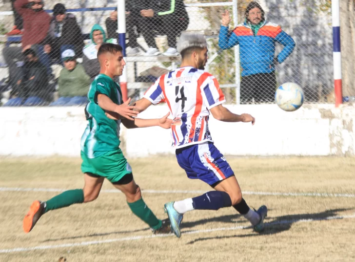 Peñarol ganó con dos jugadores menos y volvió al triunfo después de siete partidos