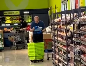 Sorprendieron a un empleado limpiando los carritos con su saliva