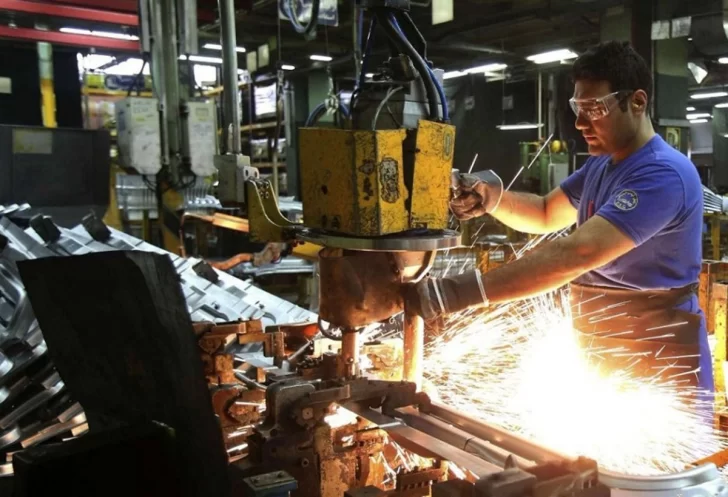 La industria cayó 10,7% en diciembre