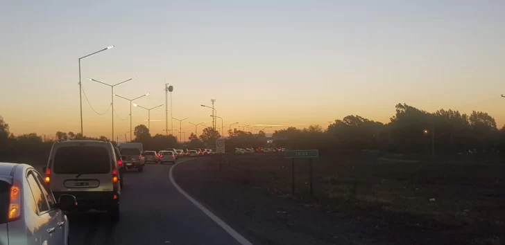 Largas filas de autos en El Encón tras el fin de semana largo