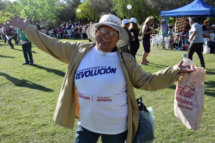 Una multitud de abuelos disfrutó de Miguel “Conejito” Alejandro y El “Rey Pelusa”