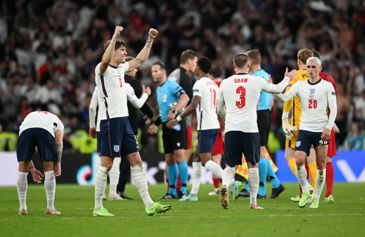 Inglaterra le ganó a Dinamarca con un penal polémico y definirá frente a Italia