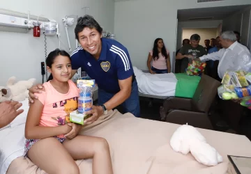 El presidente de Boca entregó juguetes en el Hospital Rawson