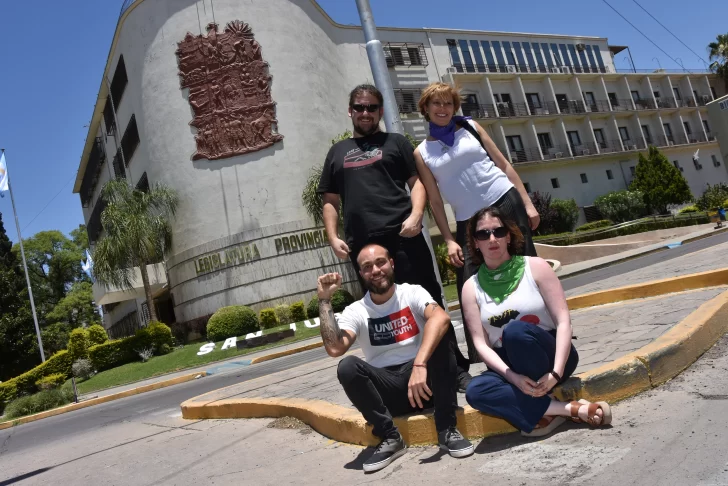 Escritores premiados y la escena local