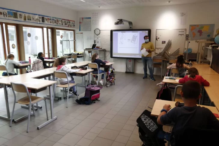 Francia prohíbe el lenguaje inclusivo en escuelas