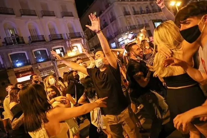 España levantó el estado de alarma y la gente celebró con una fiesta sin distancia