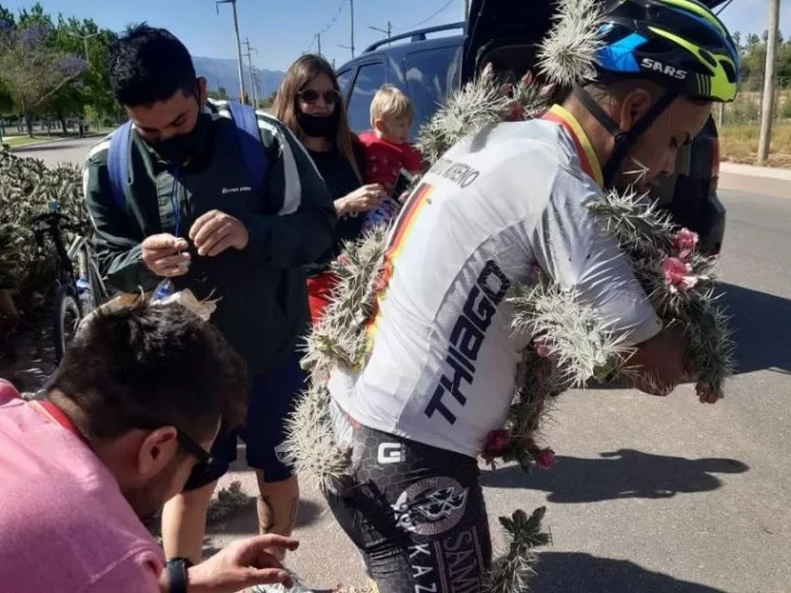 ¡Qué dolor! Un ciclista riojano cayó sobre una plantación de cactus y quedó lleno de espinas