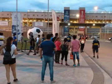 Un hincha resultó herido en medio de una avanlancha en la previa del partido de Boca