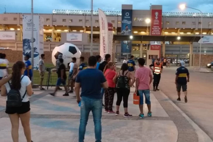 Un hincha resultó herido en medio de una avanlancha en la previa del partido de Boca