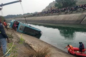 Al menos 39 personas murieron en un accidente de colectivo en el centro de India