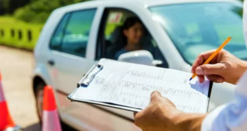 Aprobó el examen de manejo después de 157 intentos