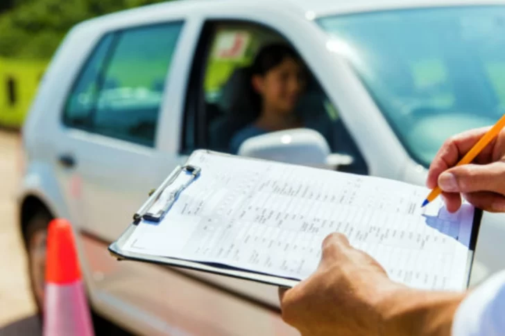 Aprobó el examen de manejo después de 157 intentos