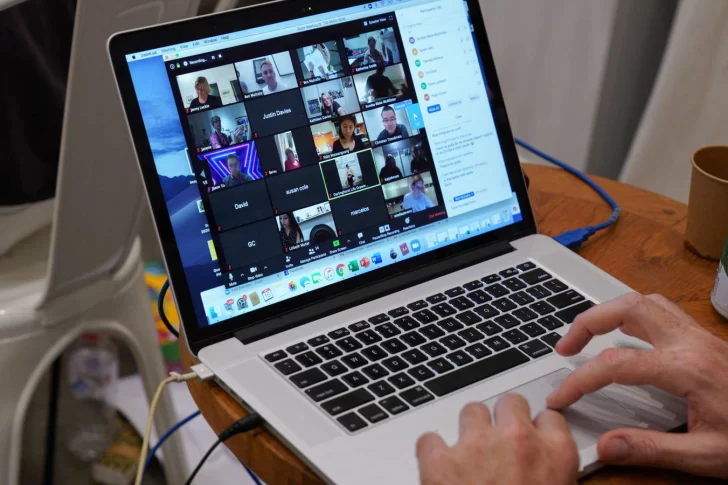 Abusan de nena de 7 en videoconferencia con la maestra y sus compañeros