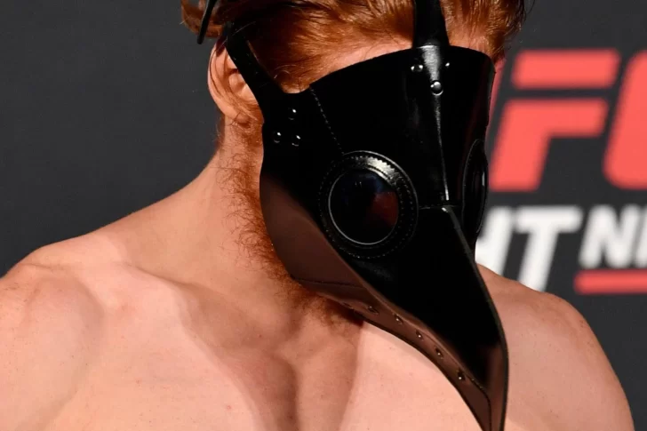 En la previa de una pelea, uno de los contrincantes lució una máscara de la peste negra