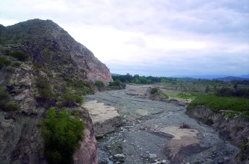 La Ruta 153 arreglada permitirá reducir hasta U$S 10 el costo por flete de llevar cales a Chile