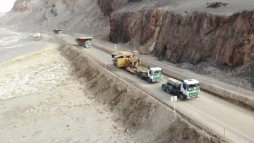 Un periplo de 2.000 km y 25 días cada vez que Veladero trae camiones fuera de ruta