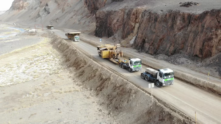 Un periplo de 2.000 km y 25 días cada vez que Veladero trae camiones fuera de ruta