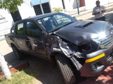 Ruta 20: se le atravesó un caballo, frenó y de atrás un auto no pudo esquivarlos y volcó