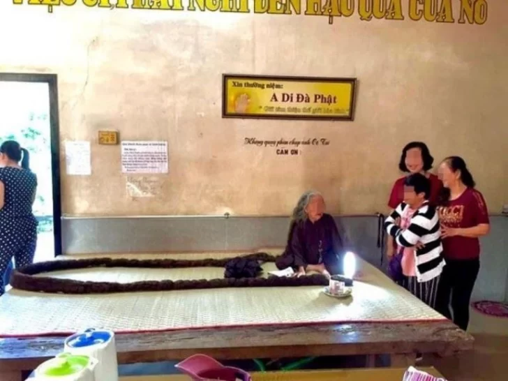 Récord poco higiénico: una mujer no se lava ni se corta el pelo hace 64 años