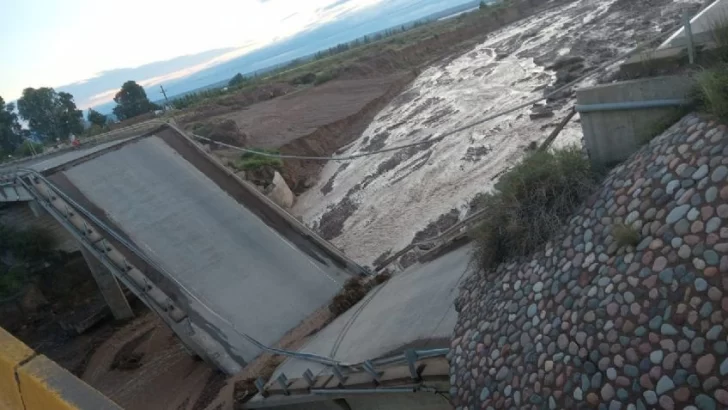 Mendoza: tras la fuerte tormenta se desplomó un puente en la Ruta 40