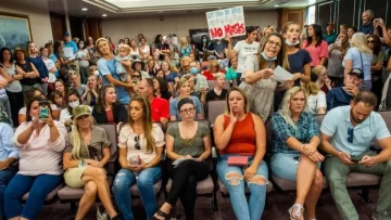 Padres de EEUU, enojados por el uso del tapabocas en las escuelas