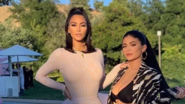 Las fotos de dos hermanas Kardashian en bikini y remera mojada que sube el termómetro