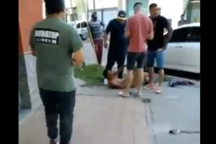 [VIDEO] Desnudaron y golpearon a un delincuente que robó un celular