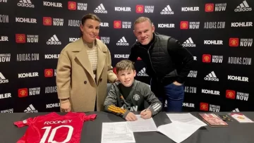 Con apenas 11 años, el hijo de Rooney firmó contrato con el Manchester United