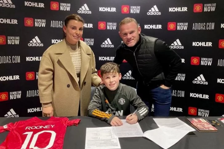 Con apenas 11 años, el hijo de Rooney firmó contrato con el Manchester United