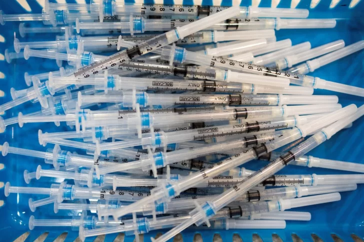 Un laboratorio anunció que en marzo tendrá lista una nueva vacuna contra Ómicron