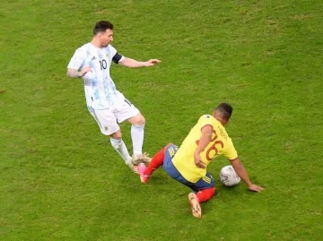 Insólito: Fabbra casi lesiona a Messi y luego le pide la camiseta