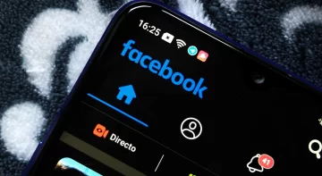 Facebook incorporó el modo oscuro en su versión para celulares