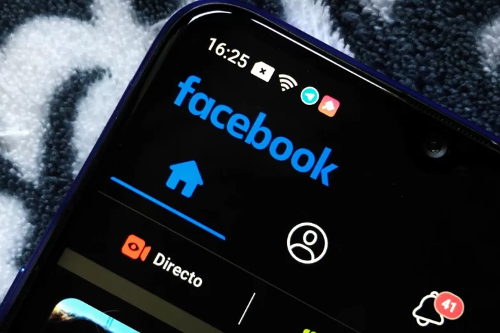 Facebook incorporó el modo oscuro en su versión para celulares